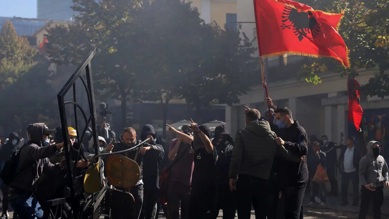 Arnavutluk'ta protestocular polis ile karşı karşıya geldi